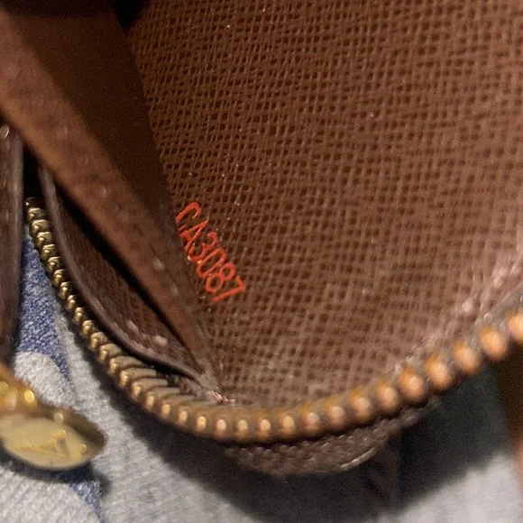 Authentic Louis Vuitton Damier Ebene Zippy Wallet in Excellent Condition - Picture 5 of 13